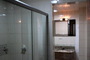 Douche, serviettes fournies