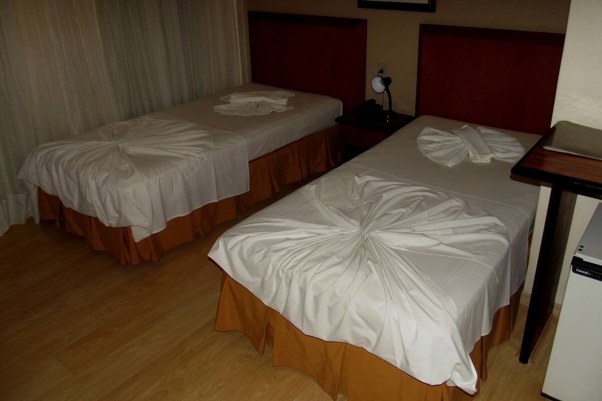Frigobar, cofres nos quartos, escrivaninha, cortinas blackout