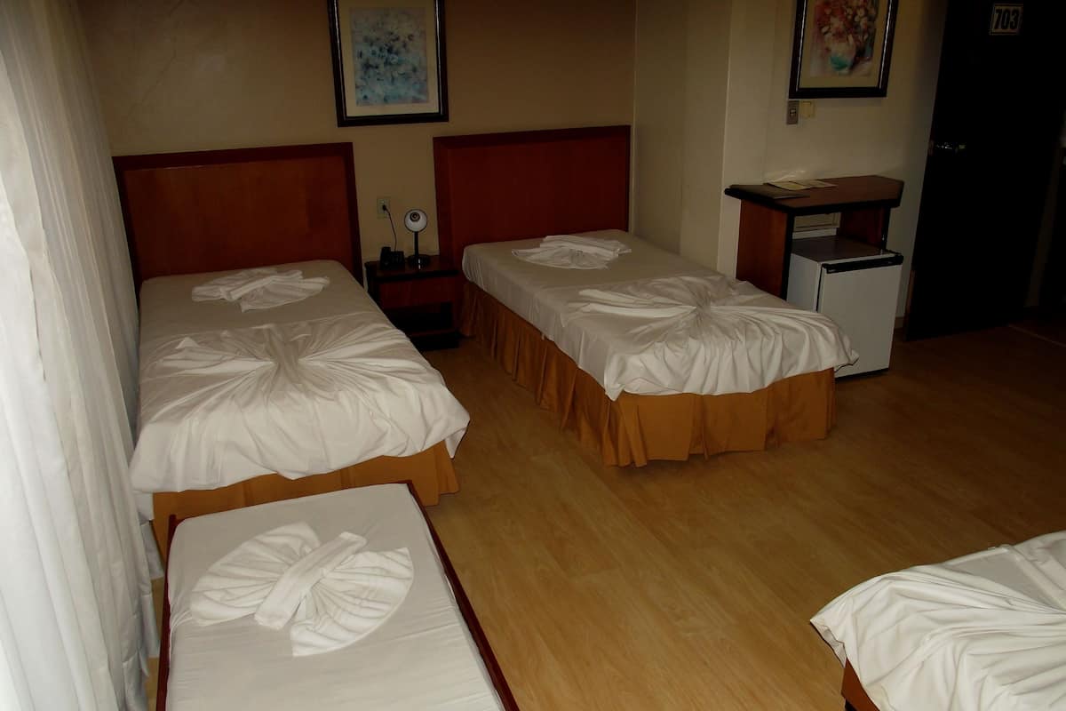 Quarto quádruplo | Frigobar, cofres nos quartos, escrivaninha, cortinas blackout