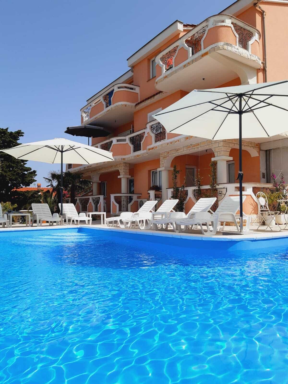 Piscine extérieure (ouverte en saison), parasols de plage