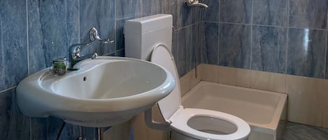 Um banheiro com pia, vaso sanitário e banheira.