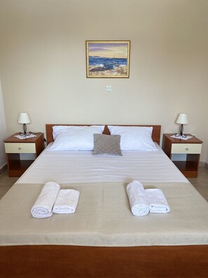 Apartemen Premium | 1 kamar tidur, dilengkapi dengan perabotan berbeda-beda, dan meja kerja