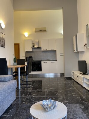 Comfort Apartment, Partial Sea View | Living area