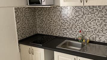Traditional Apartment | Private kitchen | Full-sized fridge, stovetop, coffee/tea maker, toaster