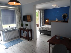 Suite, Terraza | Edredón, decoración personalizada, muebles diferentes y escritorio 