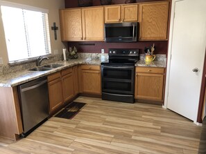 冷蔵庫、電子レンジ、オーブン、食器洗い機