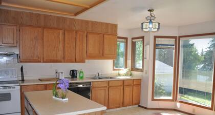 Sweethome in Brentwood Calgary Near UC
