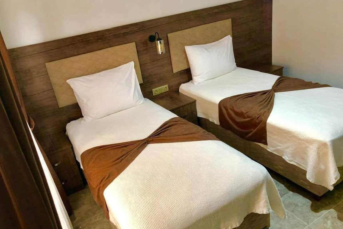 standard twin room | 1 bedroom, premium bedding, minibar, desk