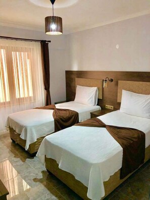 Habitación estándar con 2 camas individuales | Ropa de cama de alta calidad, minibar, escritorio y cortinas blackout 