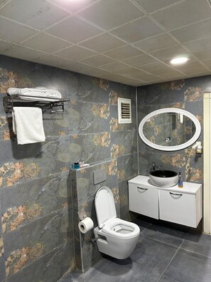 Suite | Bathroom | Shower, rainfall showerhead, free toiletries, hair dryer