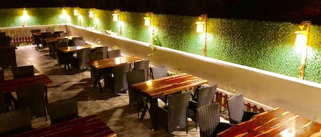 Petit déjeuner, déjeuner et dîner servis sur place