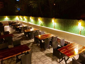 朝食、ランチ、ディナーに営業