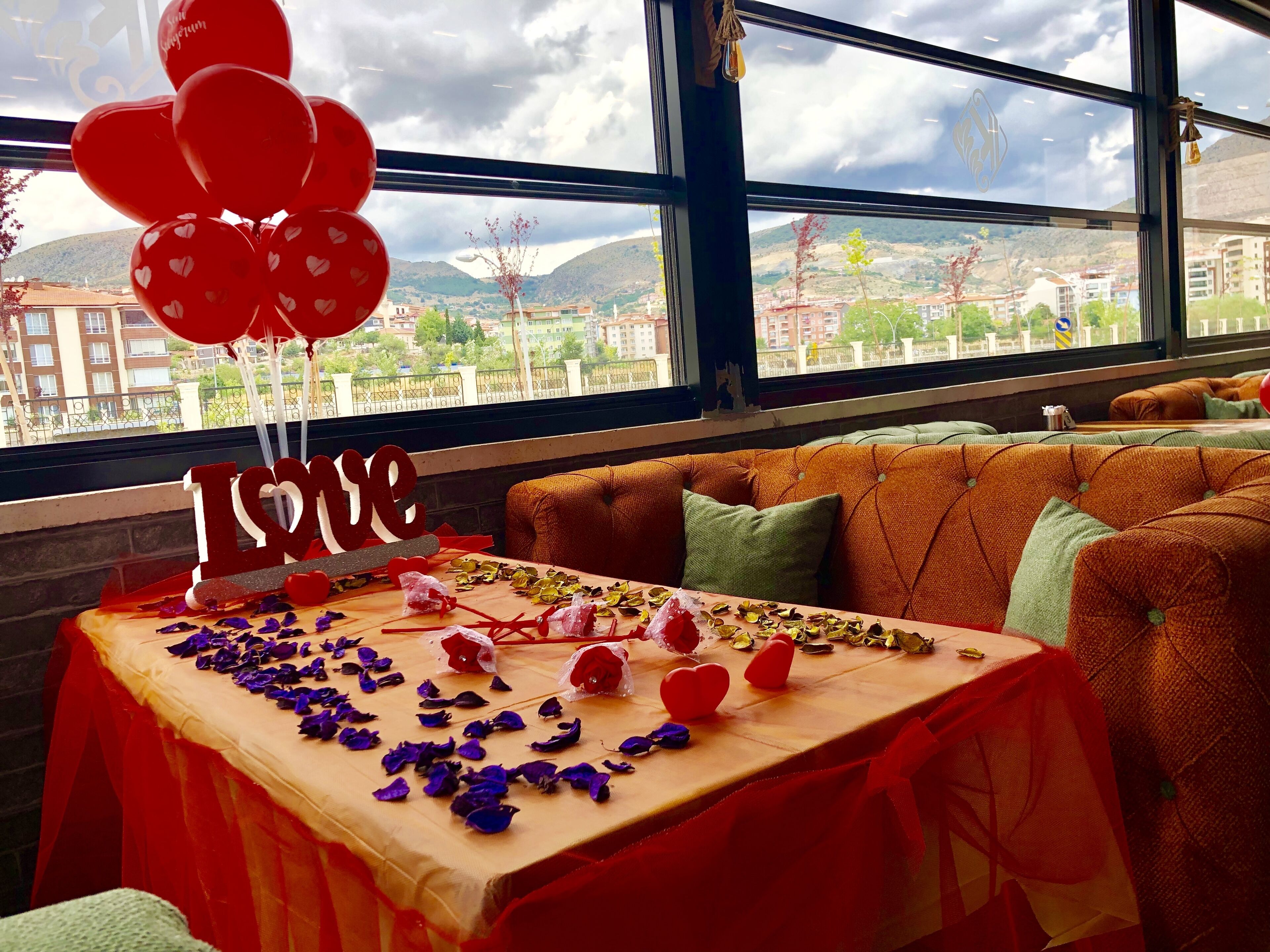 breakfast, lunch and dinner served