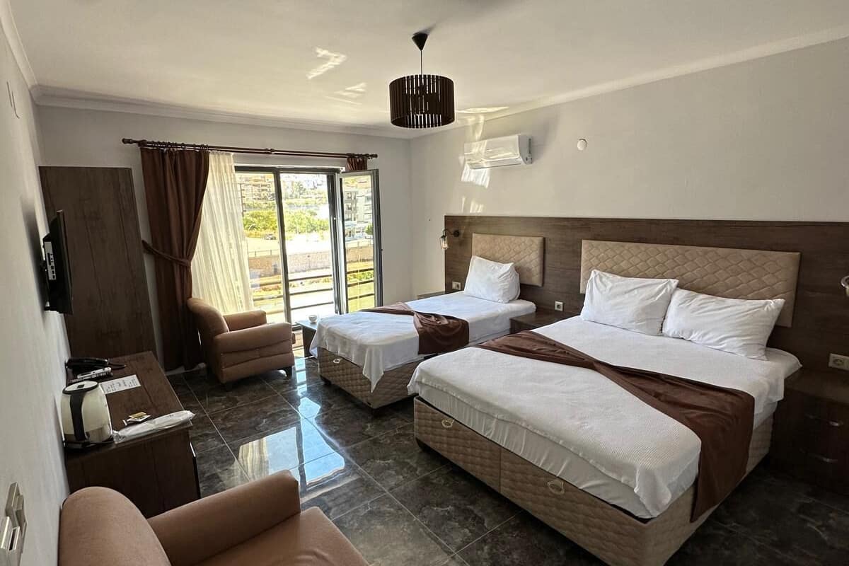 Phòng dành cho gia đình, nhiều giường, quang cảnh sông | Bộ đồ giường cao cấp, minibar, bàn, màn/rèm cản sáng