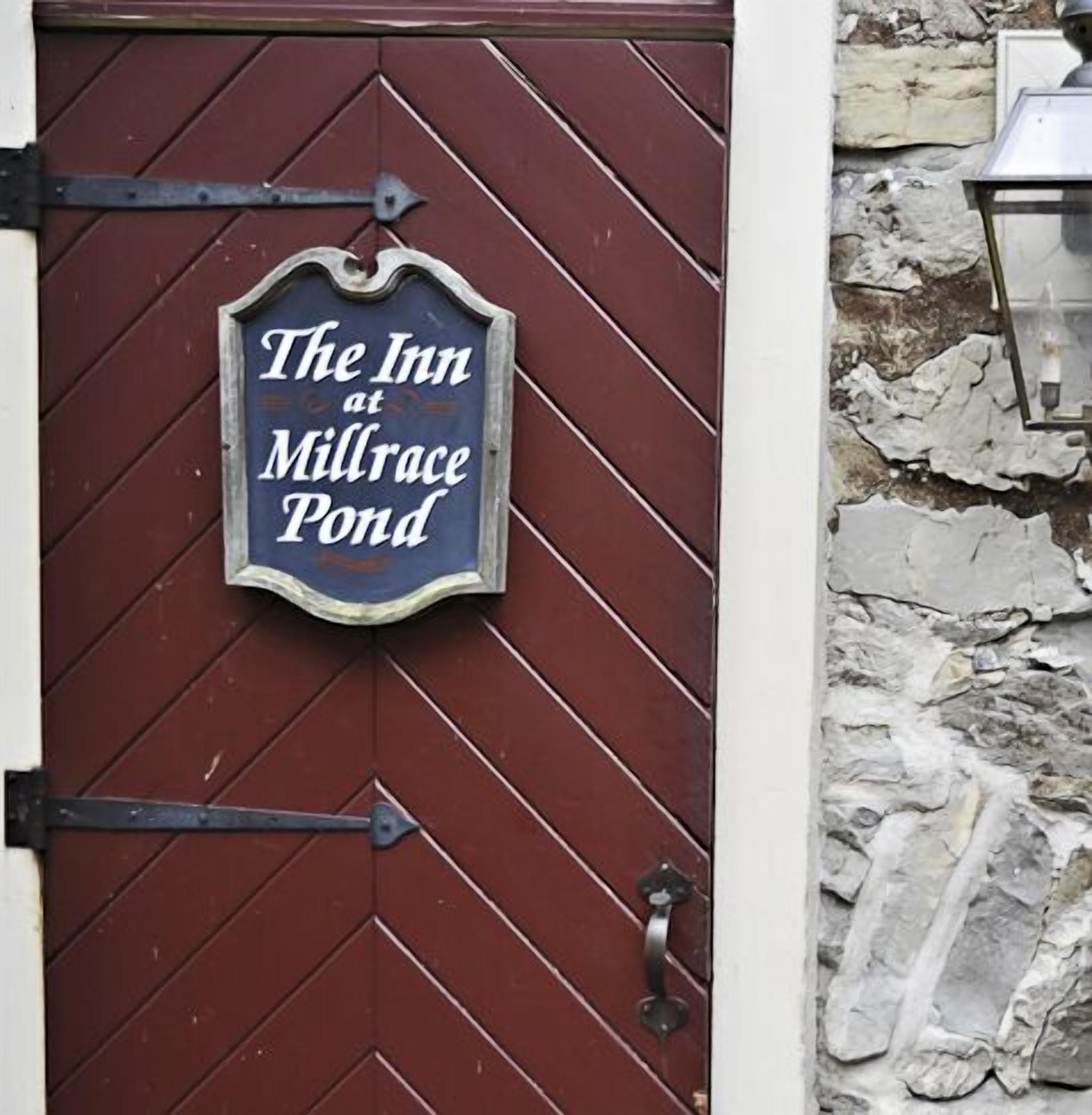 Une porte sur laquelle est affiché un panneau indiquant : « The Inn at Millrace Pond ».