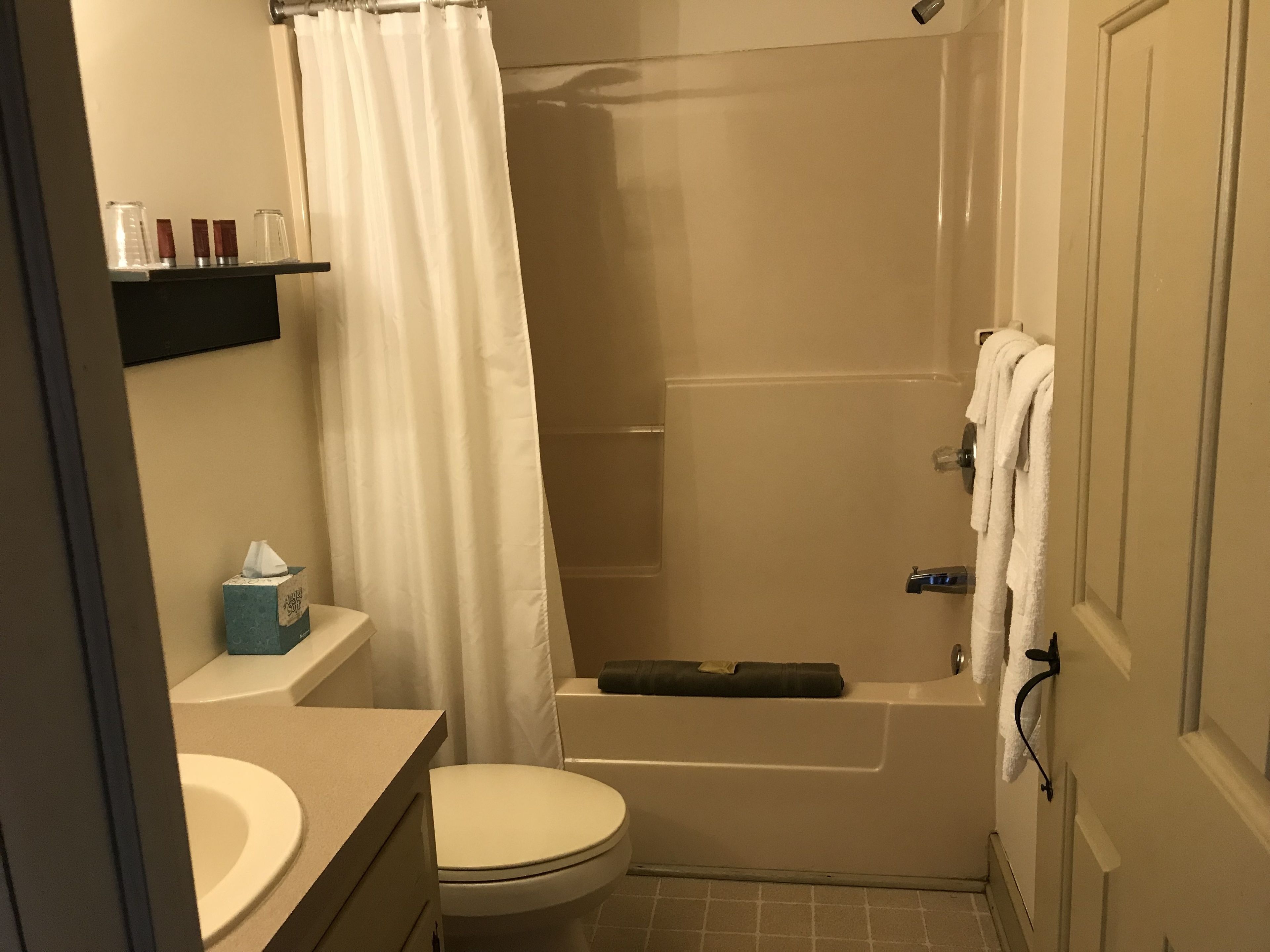 Un baño con inodoro, lavamanos, ducha y bañera.