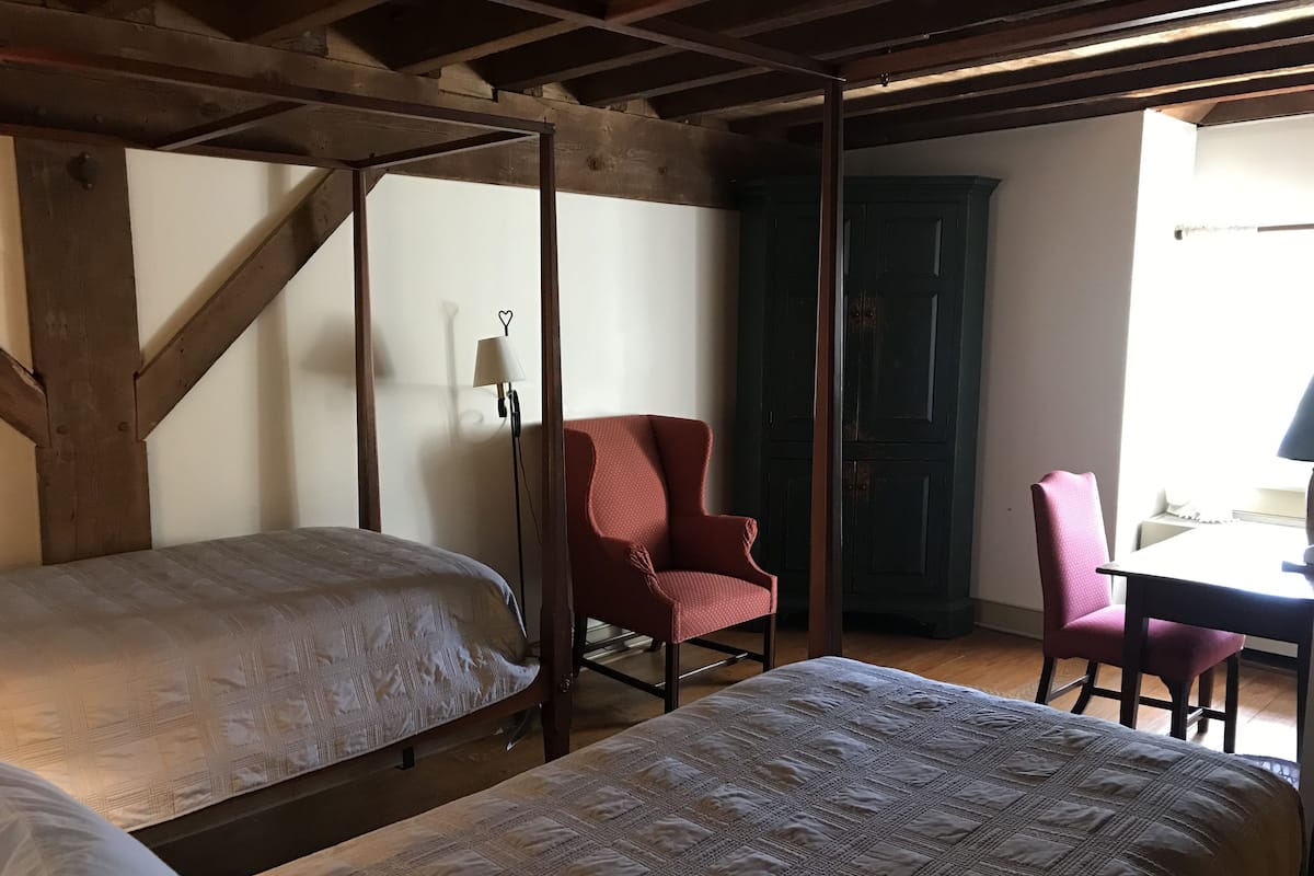 Habitación básica con 2 camas individuales | Tabla de planchar con plancha, camas extra y wifi gratis 