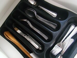 Kühlschrank, Mikrowelle, Wasserkocher mit Kaffee-/Teezubehör