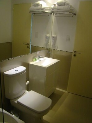 Regadera, secadora de cabello, bidet, toallas 