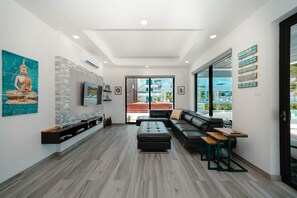 华丽公寓式客房, 使用泳池, 海景 (Residence) | 客厅 | 平板电视