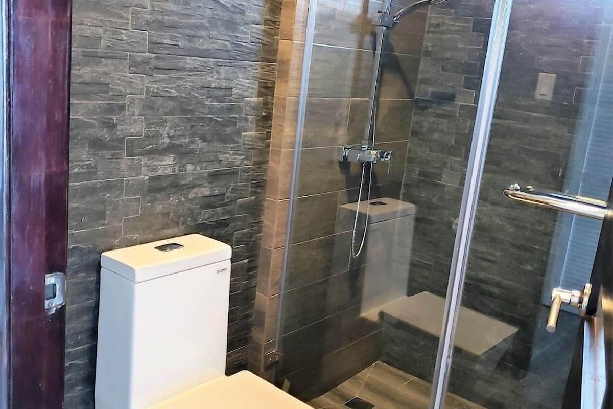 deluxe suite, pool access, ocean view (sea front) | bathroom | shower, towels, soap, shampoo