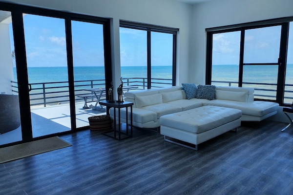 Deluxe villa, meerdere bedden, toegang tot zwembad, uitzicht op oceaan (Sea Front) | Kameruitzicht