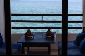 Panoramic Apartment, 1 Bedroom, Sea View, Beachfront | In-room dining