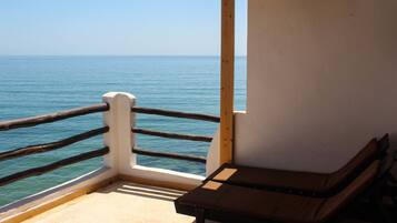 Appartement Présidentiel, 1 chambre, vue mer, en front de plage | Terrasse/Patio
