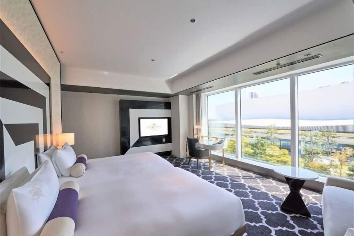 Premium bedding, down comforters, minibar, in-room safe