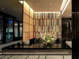 2 restaurantes; se sirve desayuno, almuerzo y cena; cocina italiana