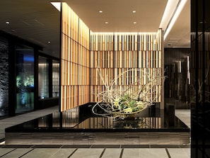 2 restaurantes; se sirve desayuno, almuerzo y cena; cocina italiana