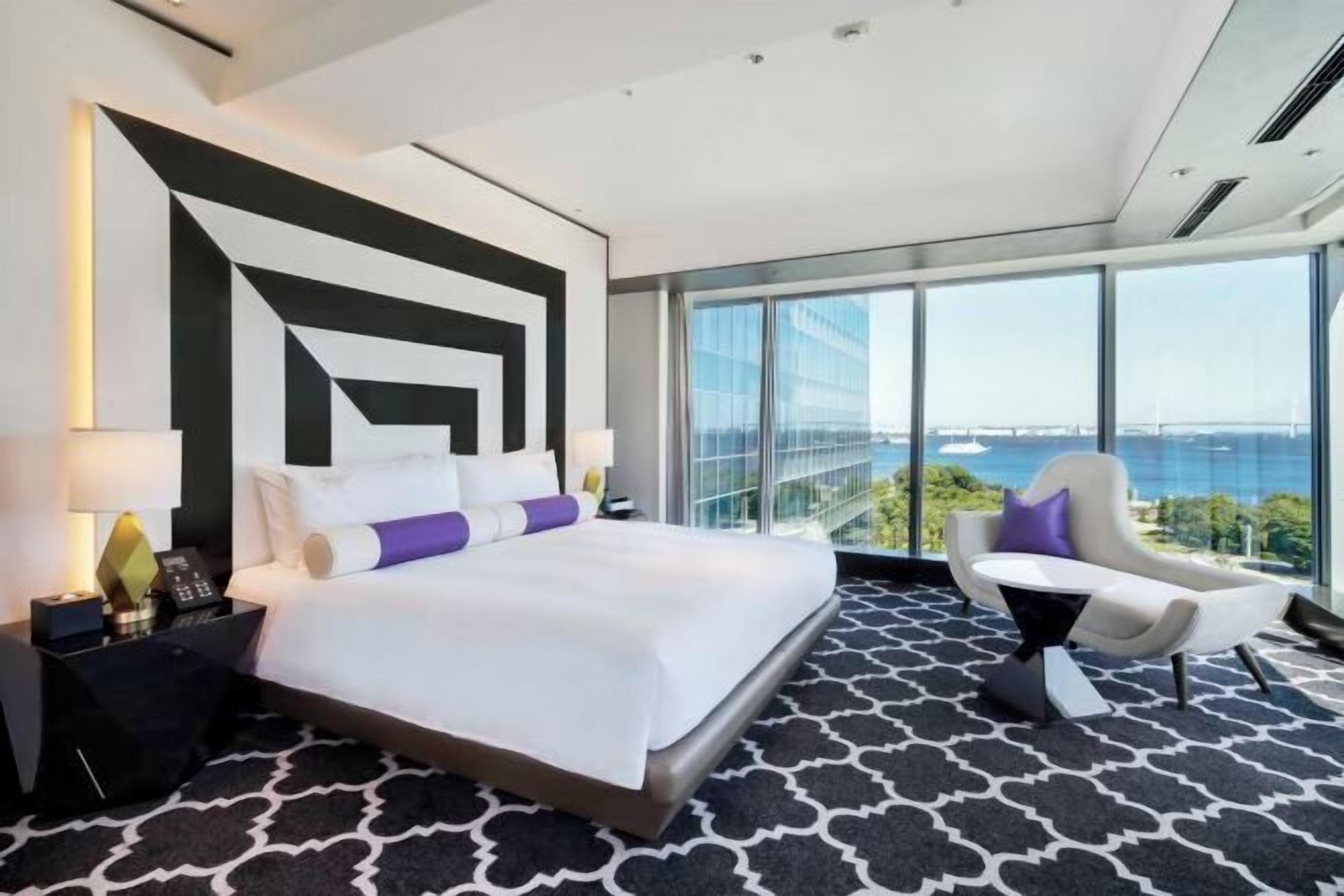 Seprai premium, selimut bulu angsa, minibar, dan brankas