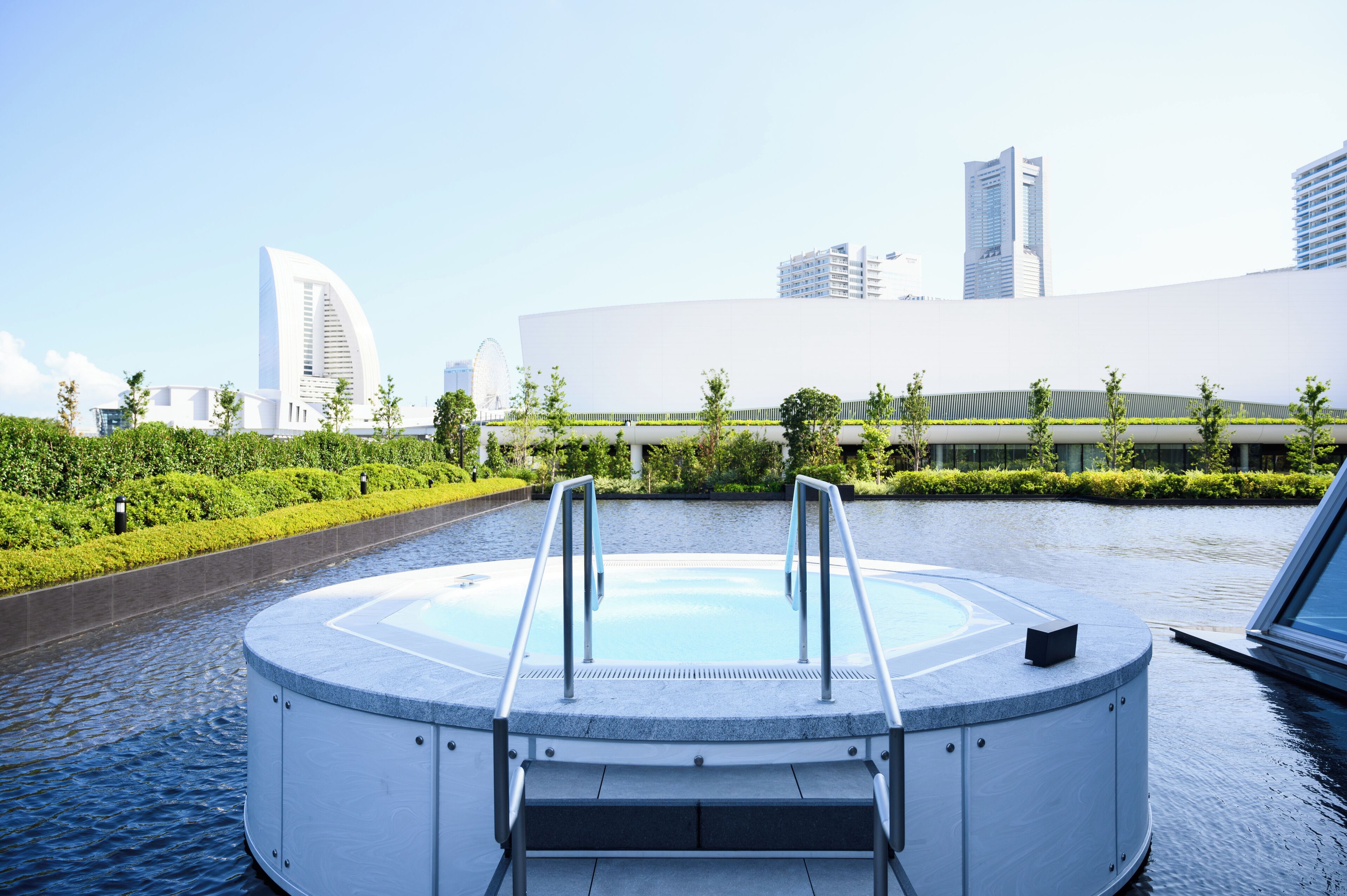 屋内プール、営業時間 6:00 ～ 22:00、サンラウンジャー