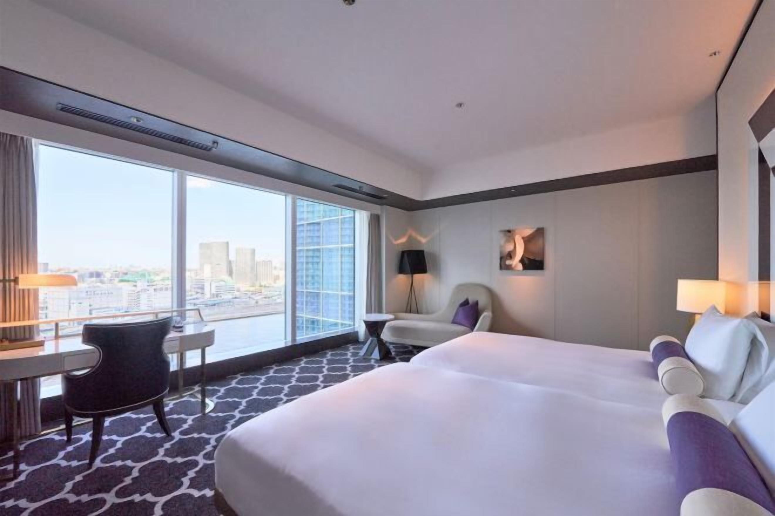 Seprai premium, selimut bulu angsa, minibar, dan brankas