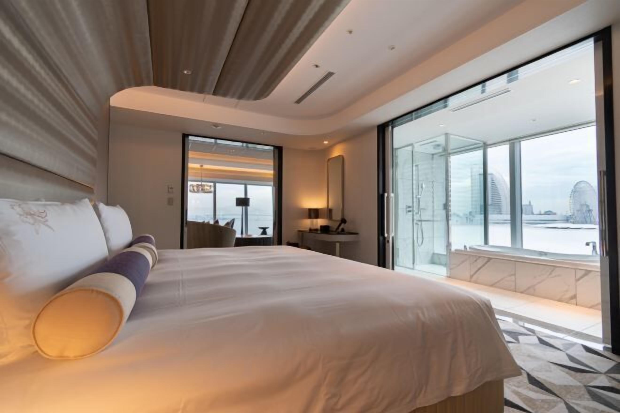 Seprai premium, selimut bulu angsa, minibar, dan brankas
