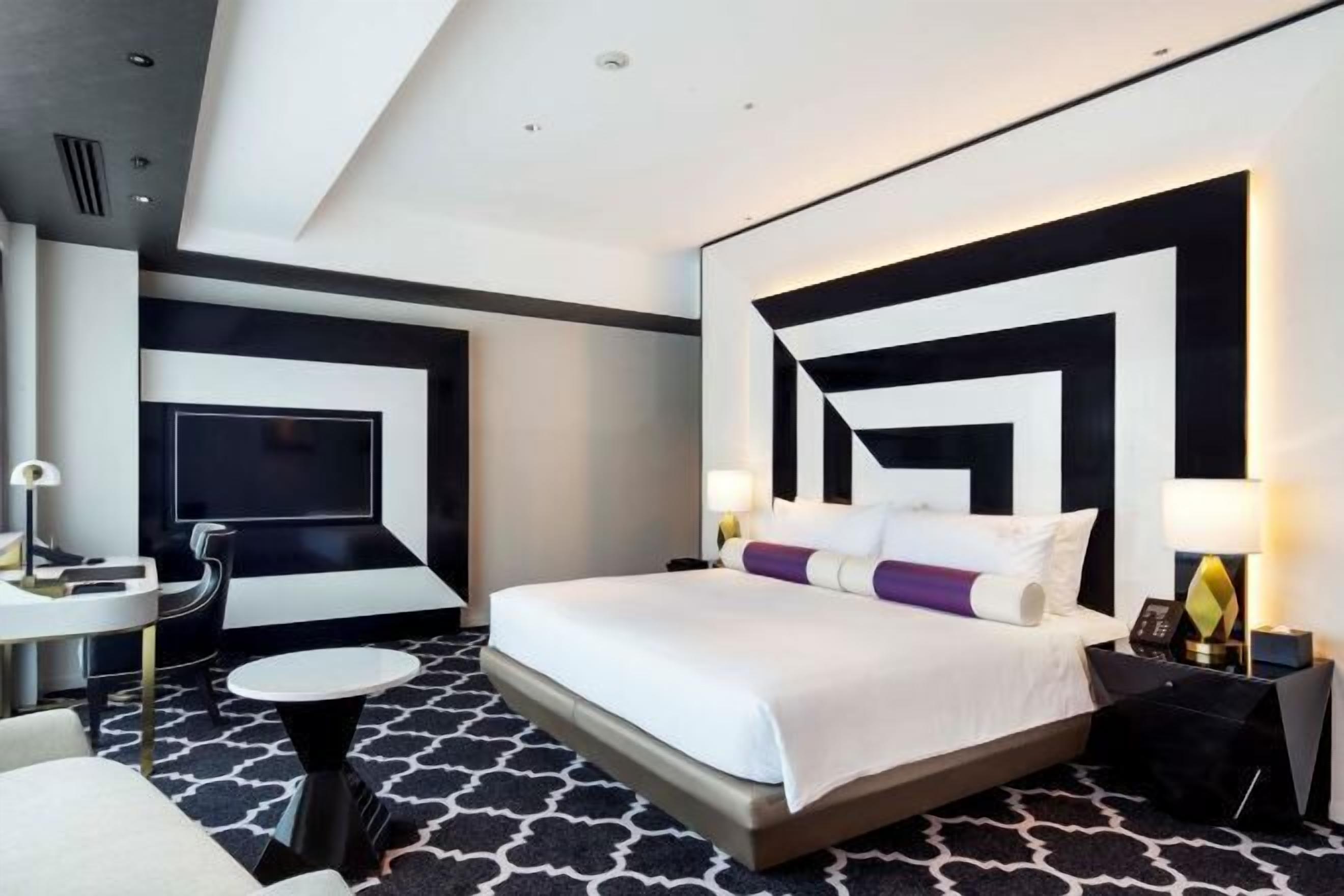 Seprai premium, selimut bulu angsa, minibar, dan brankas