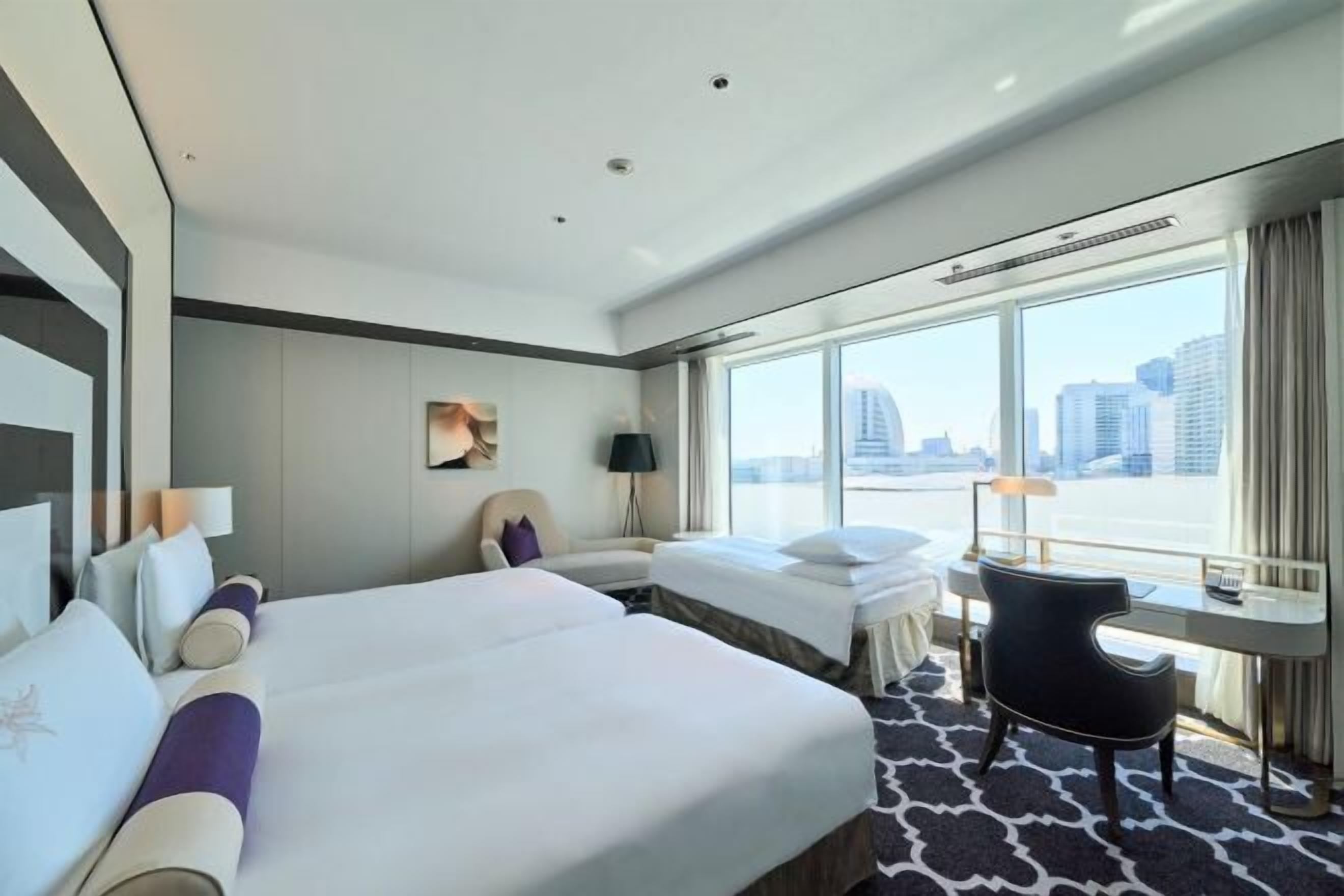 Seprai premium, selimut bulu angsa, minibar, dan brankas
