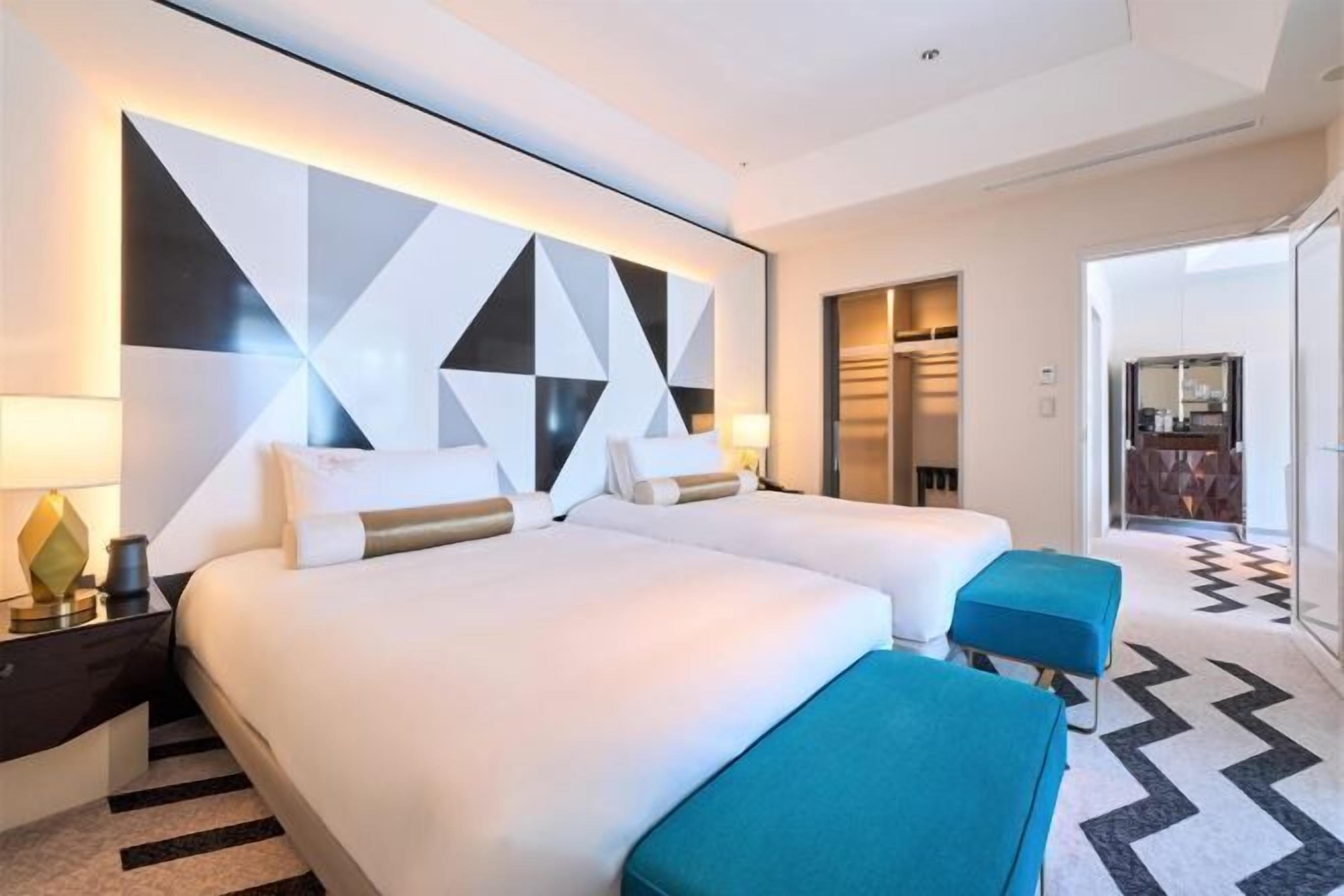 Seprai premium, selimut bulu angsa, minibar, dan brankas