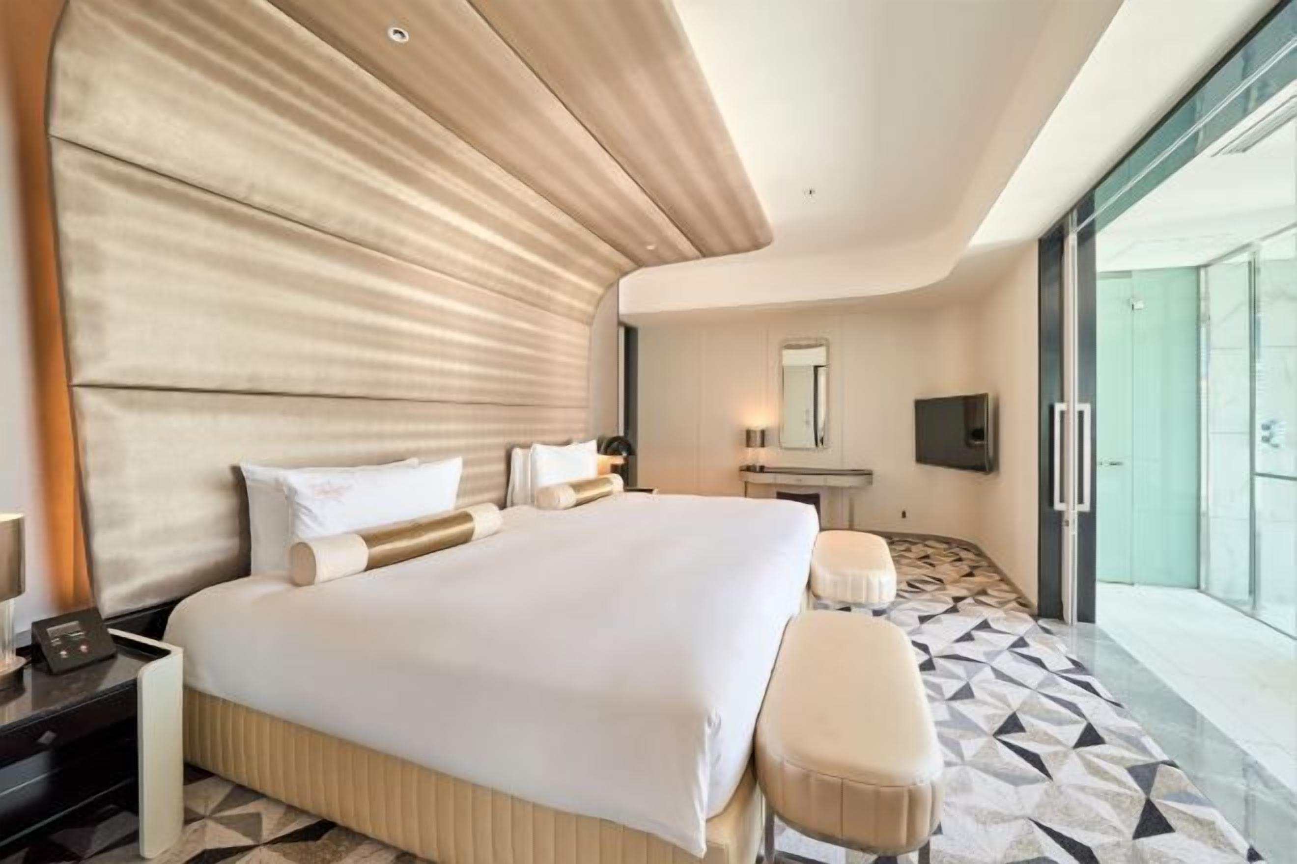 Seprai premium, selimut bulu angsa, minibar, dan brankas
