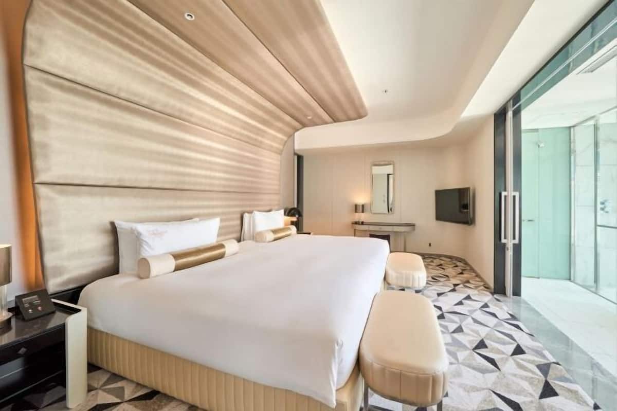 Premium bedding, down comforters, minibar, in-room safe