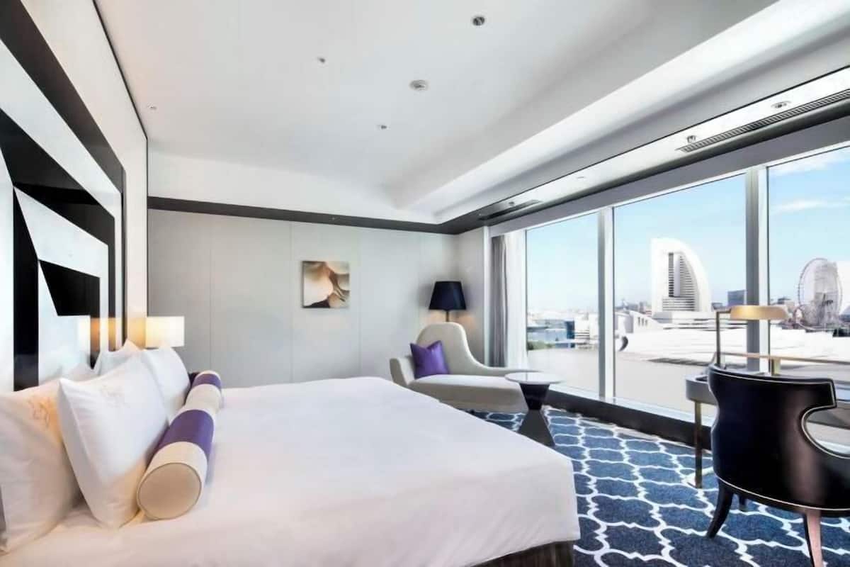 Premium bedding, down comforters, minibar, in-room safe