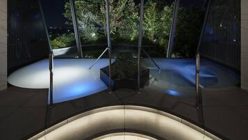 Couples treatment room(s), sauna, hot tub, steam room, body treatments