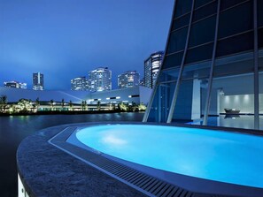 Indoor pool, open 6:00 AM to 10:00 PM, pool loungers - THE KAHALA Hotel & Resort YOKOHAMA (Yokohama)