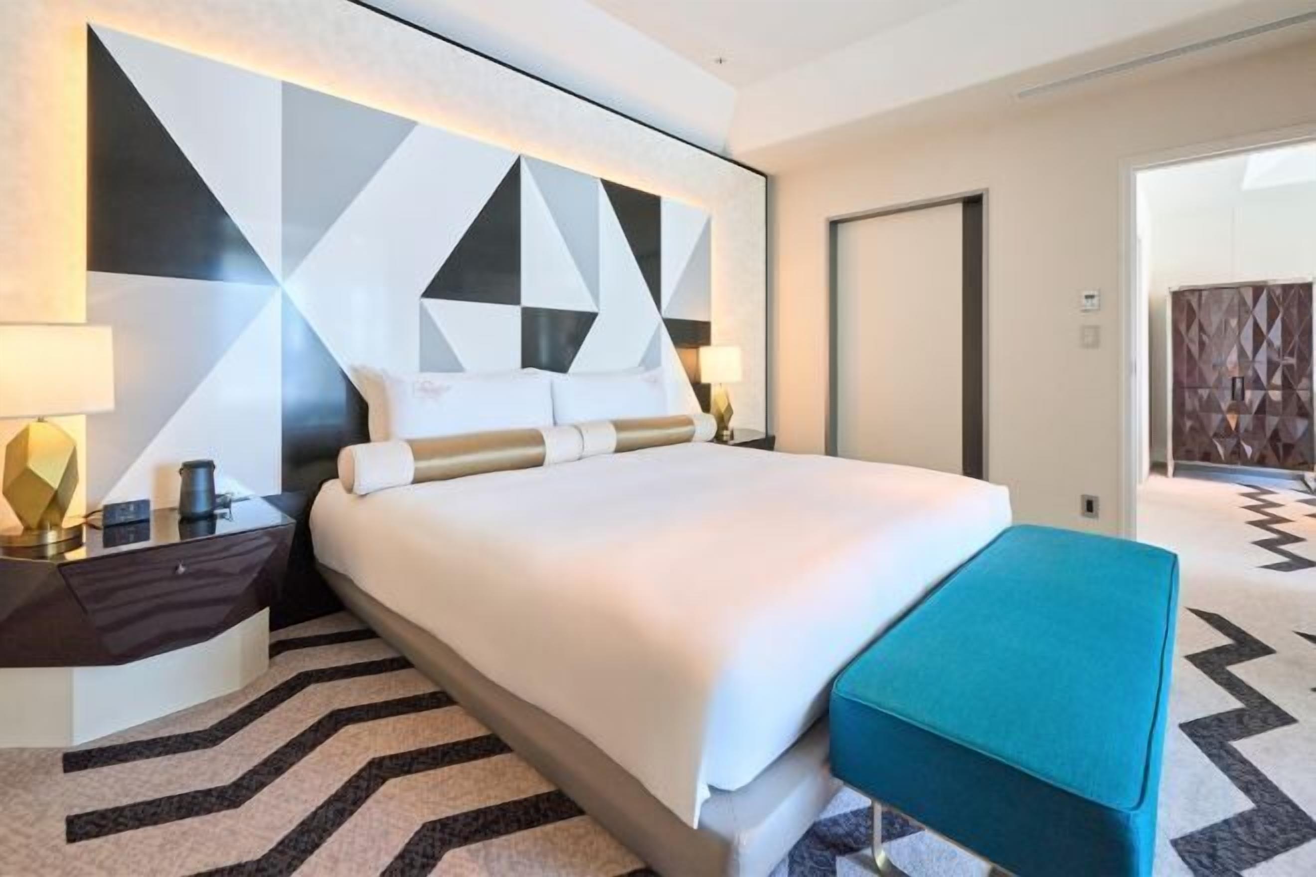 Seprai premium, selimut bulu angsa, minibar, dan brankas