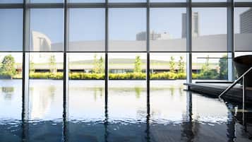 Indendørs pool, åben fra kl. 06.00 til kl. 22.00, liggestole