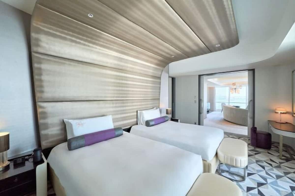Premium bedding, down comforters, minibar, in-room safe
