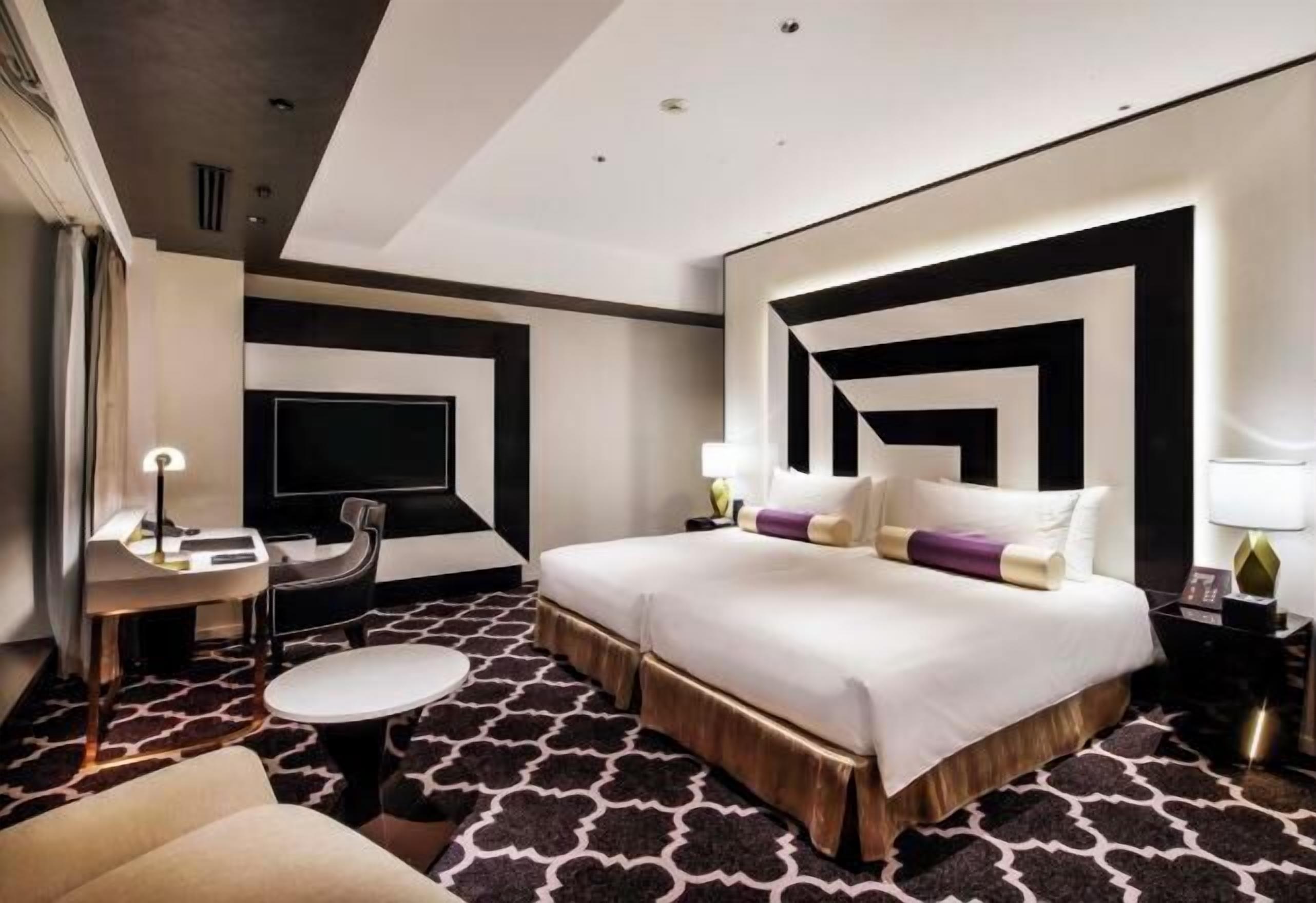 Seprai premium, selimut bulu angsa, minibar, dan brankas