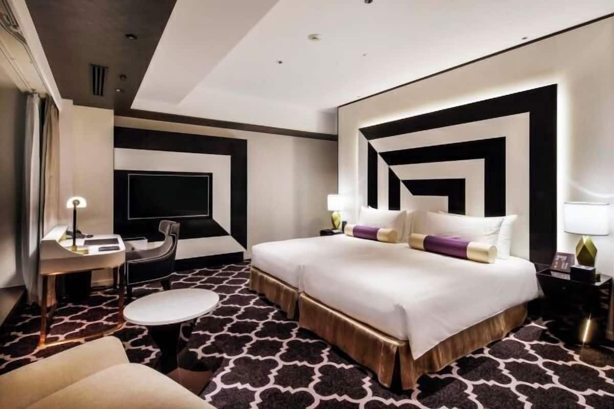Premium bedding, down comforters, minibar, in-room safe