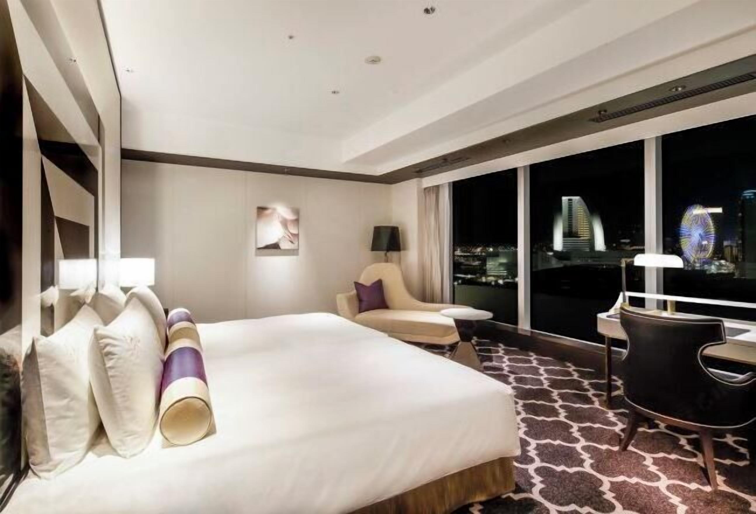 Seprai premium, selimut bulu angsa, minibar, dan brankas