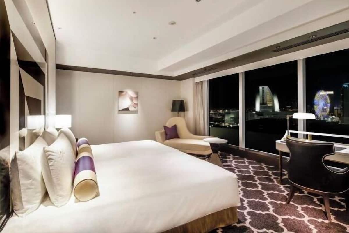 Premium bedding, down comforters, minibar, in-room safe